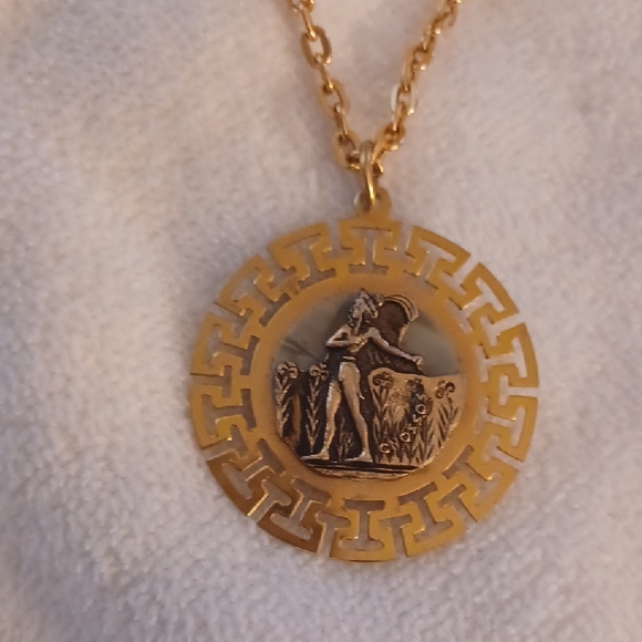 Vintage Gold Medallion Necklace Medallion Center - Picture 2 of 8